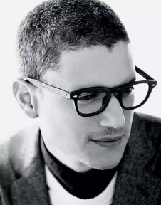 戴上眼鏡，書香滿溢的儒雅型男也相當性感